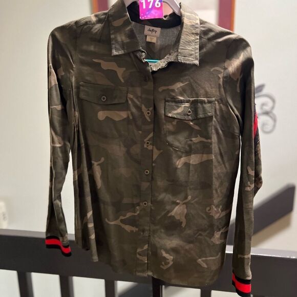 NWOT DayTrip Camouflage Long Sleeve Shirt with Red Accents Size XS #176 - Picture 1 of 6